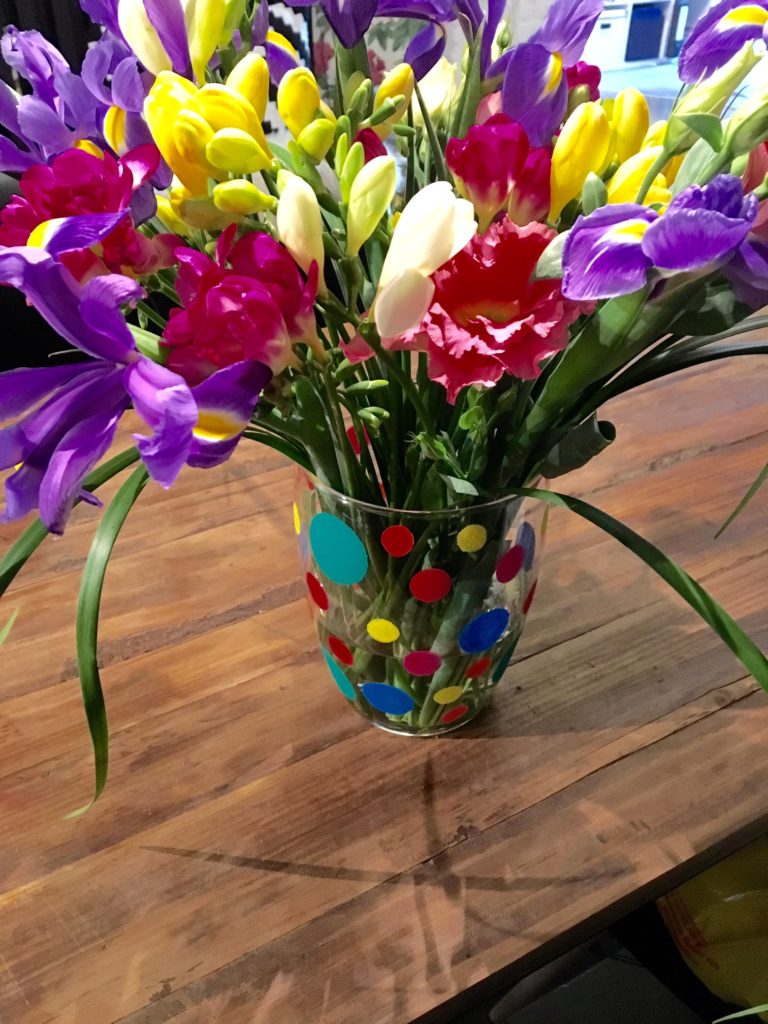 Bunte DIY-Vase mit Blumen