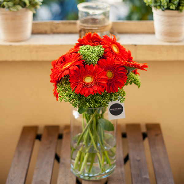 orange-Gerbera-mit-Fetthennen-Sedum