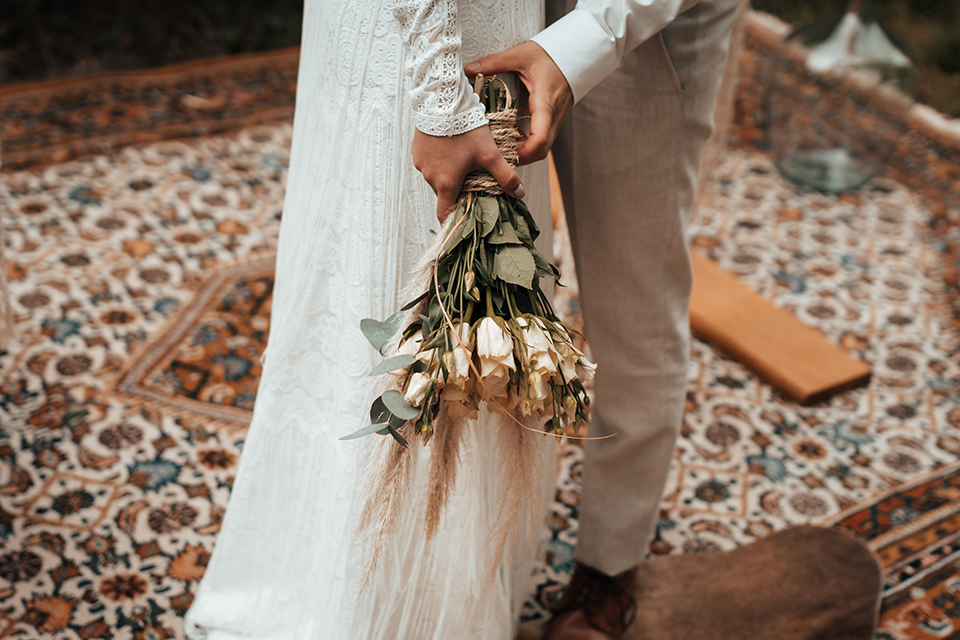 DIY-Brautstrauß mit weißen Rosen©nicolebarnowfotografie